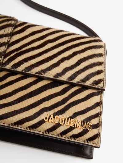 Jacquemus: Schultertasche Le Bambino Long aus Kalbsfell