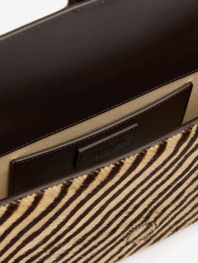 Jacquemus: Schultertasche Le Bambino Long aus Kalbsfell