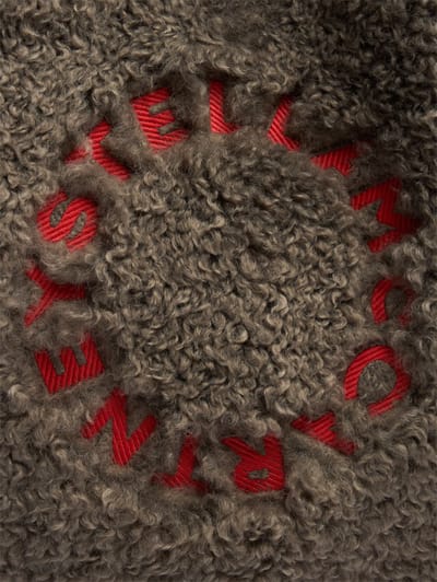 Stella McCartney: Borsa shopping effetto shearling con logo