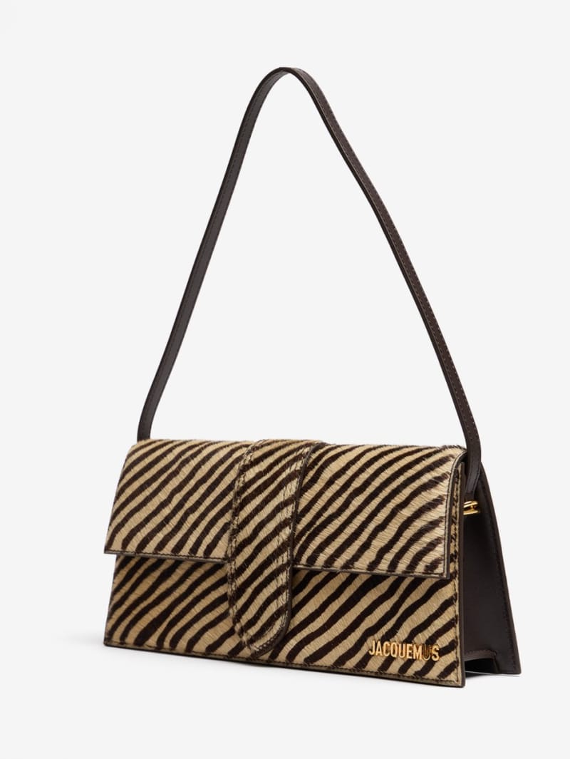 Jacquemus: Schultertasche Le Bambino Long aus Kalbsfell