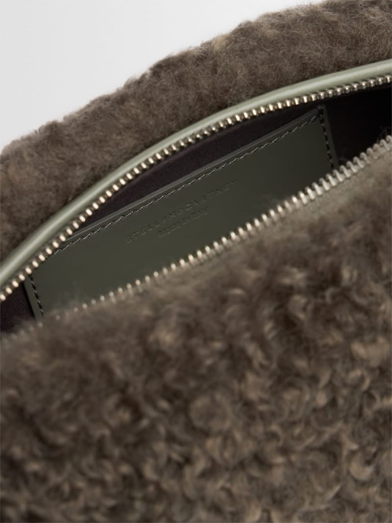 Stella McCartney: Bolso de hombro cilíndrico efecto shearling