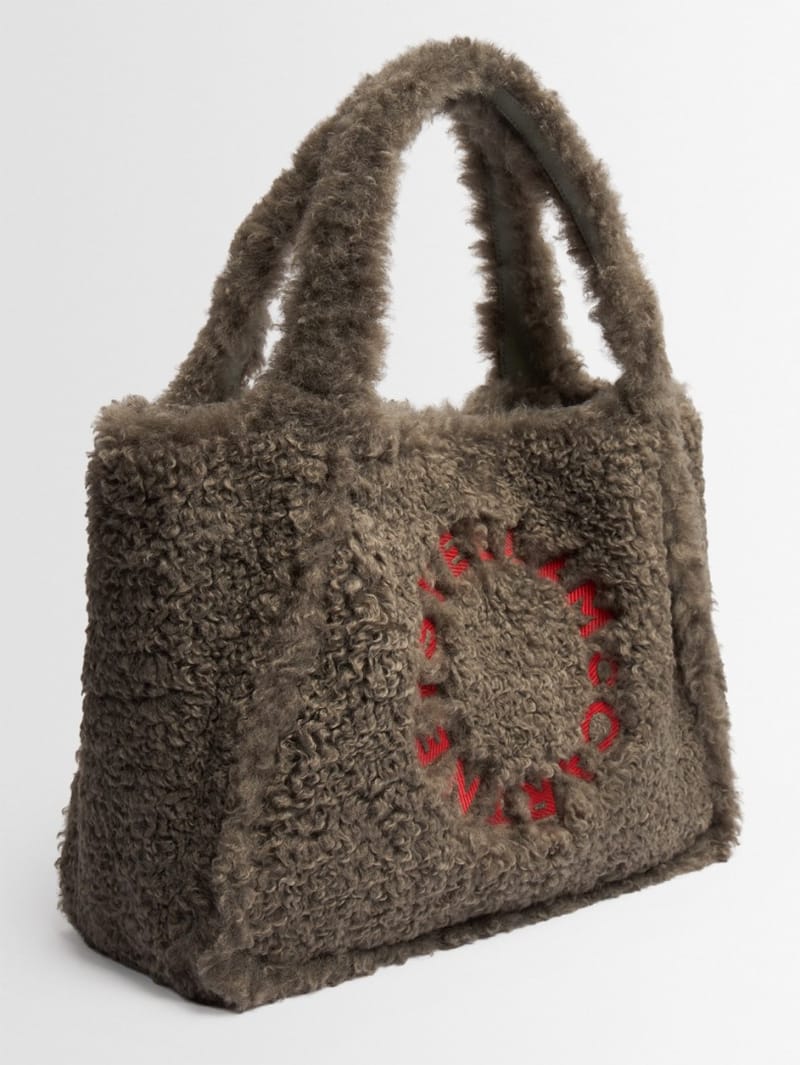 Stella McCartney: Borsa shopping effetto shearling con logo