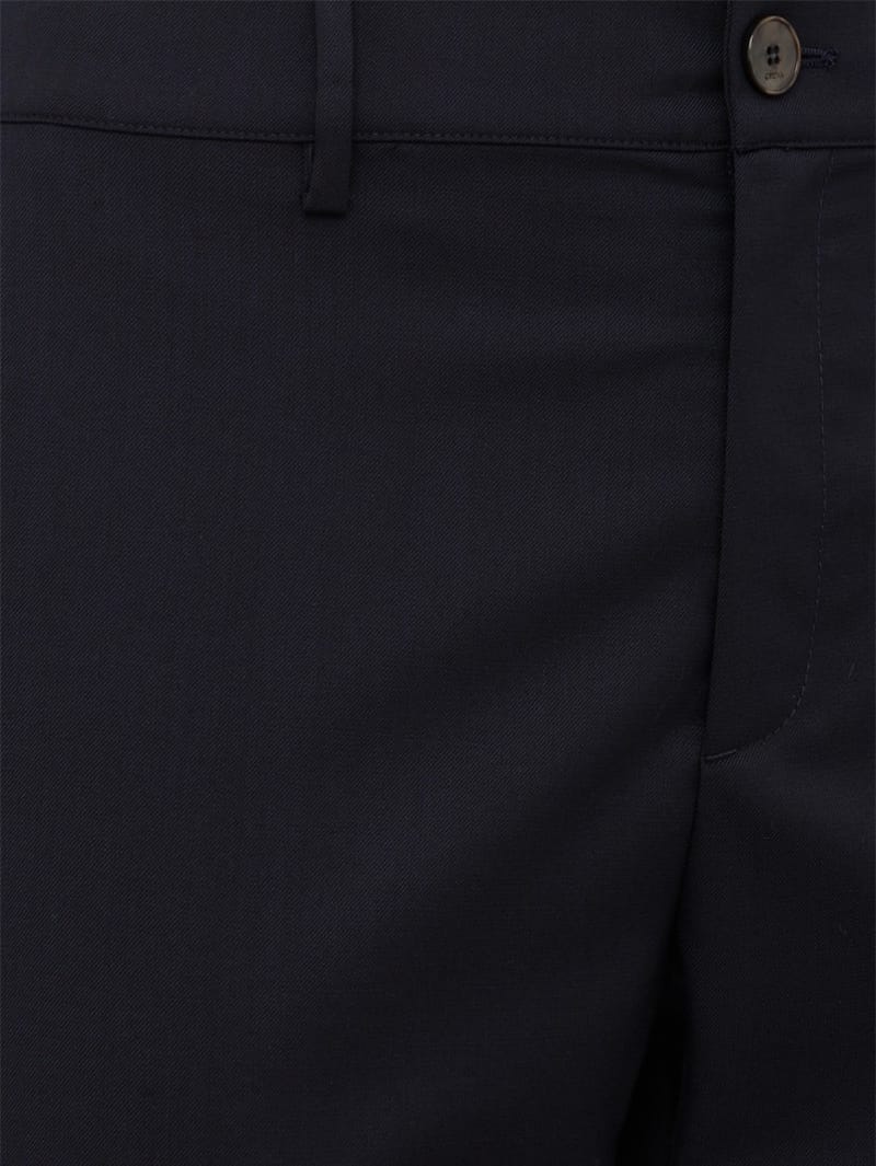 CRUNA: Slim fit with elastic waistband