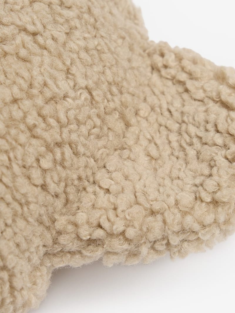 WIGIWAMA: Teddy-effect bear cushion
